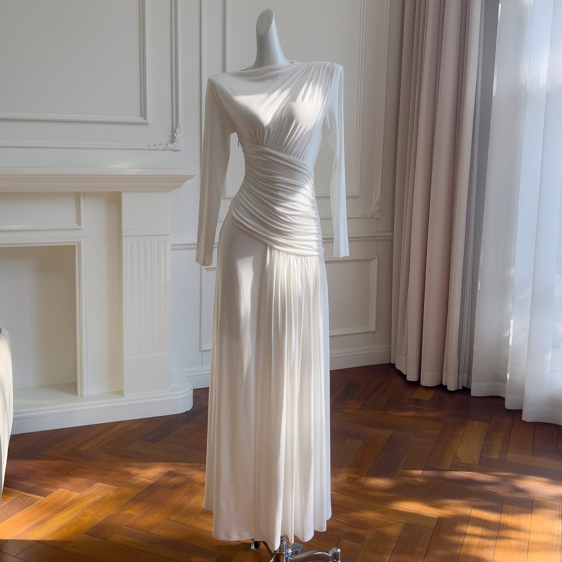 轻奢女装白色简约风设计长袖褶皱收腰显瘦气质长款日常连衣裙长裙