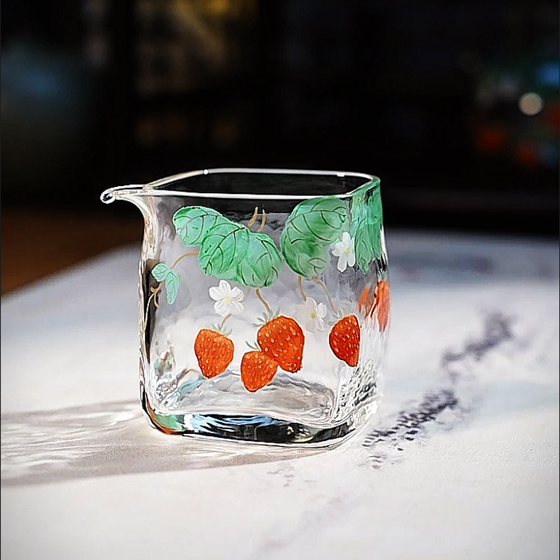 2025新款手绘草莓玻璃公道杯家用小众轻奢分茶器景德镇匀杯茶具,餐饮具,公道杯,淘宝优惠券,粉丝福利购,淘宝优惠卷