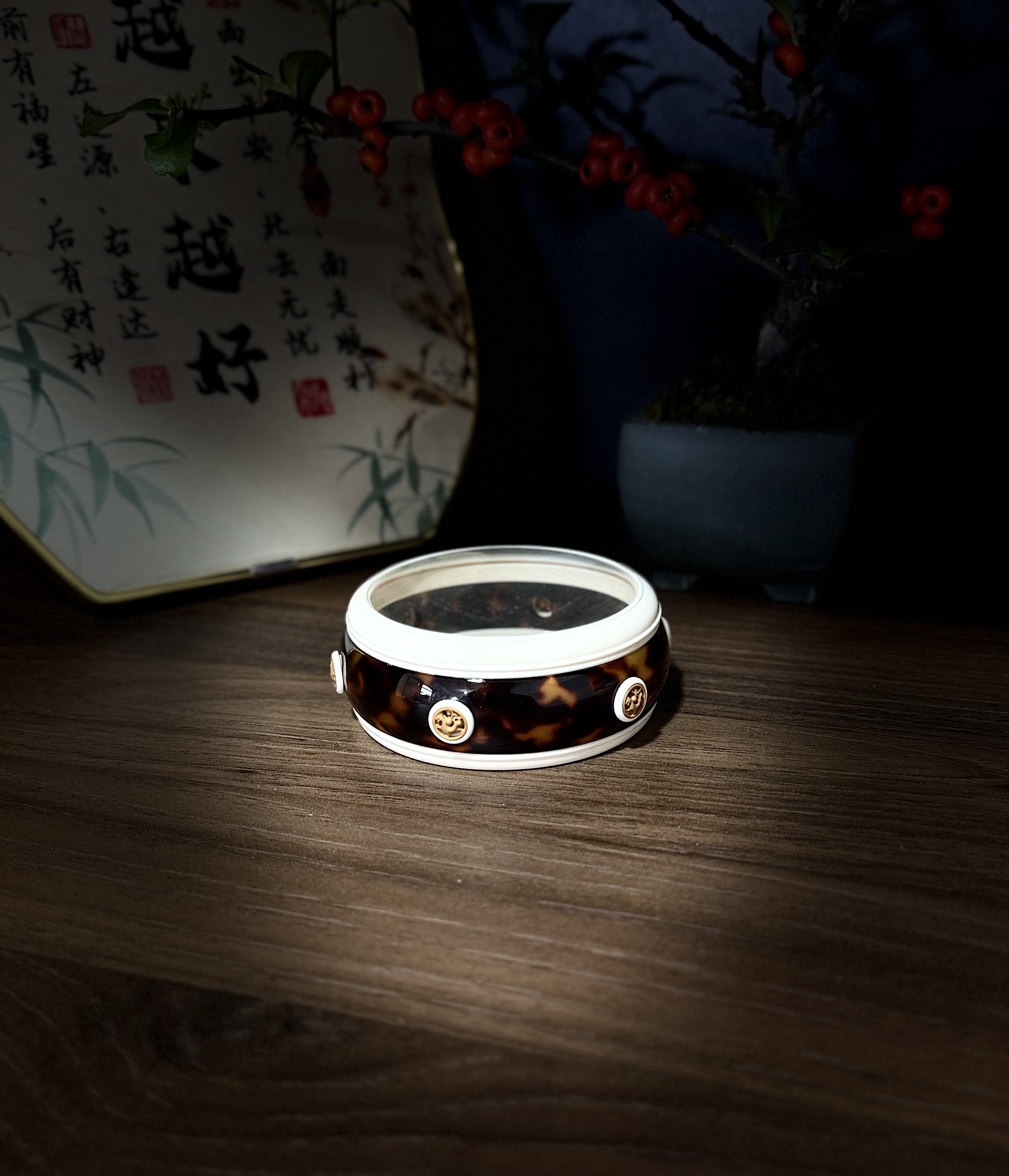 小林出品琥珀色万体虫具养金钟霍氏竹蛉万体浮雕橄榄核窗80*39mm