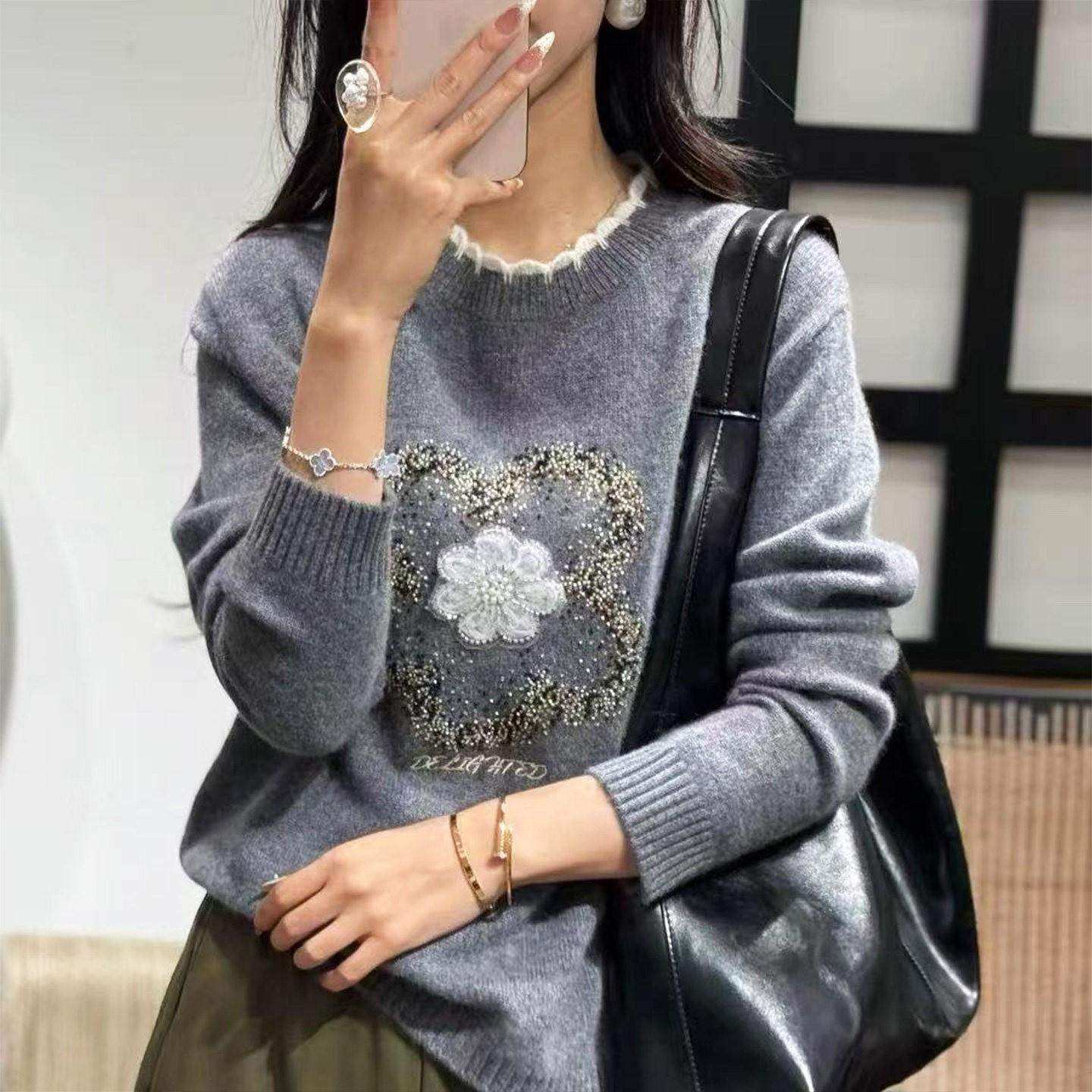 休闲灰色圆领刺绣针织毛衣女2025年秋冬新款洋气欧货潮时髦上衣