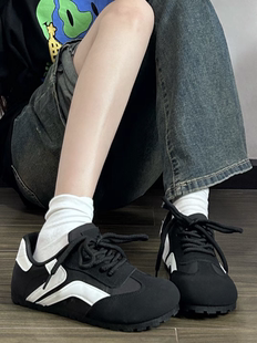 简约舒适!黑色小众平底德训鞋女时尚百搭休闲运行鞋阿甘鞋板鞋