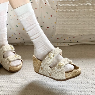 7cm显白小香风 春夏坡跟厚底增高草编一字带珍珠露趾外穿凉拖女