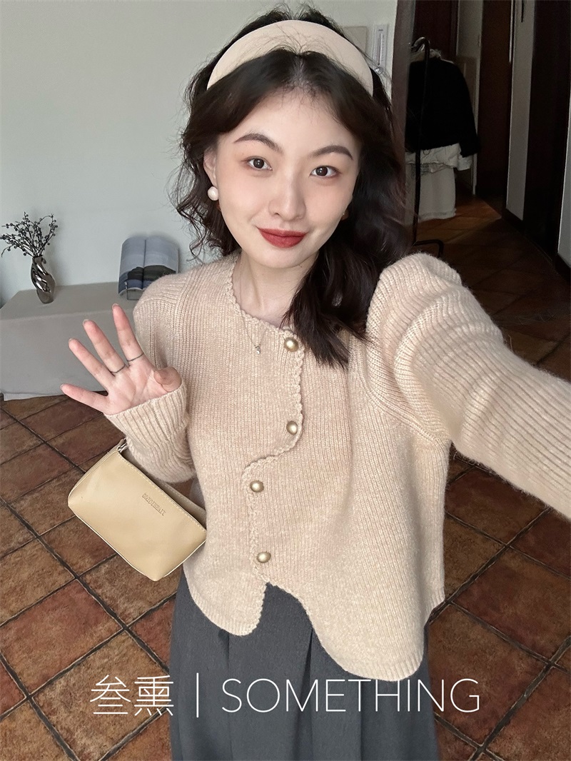 圆领甜美不规则针织毛衣