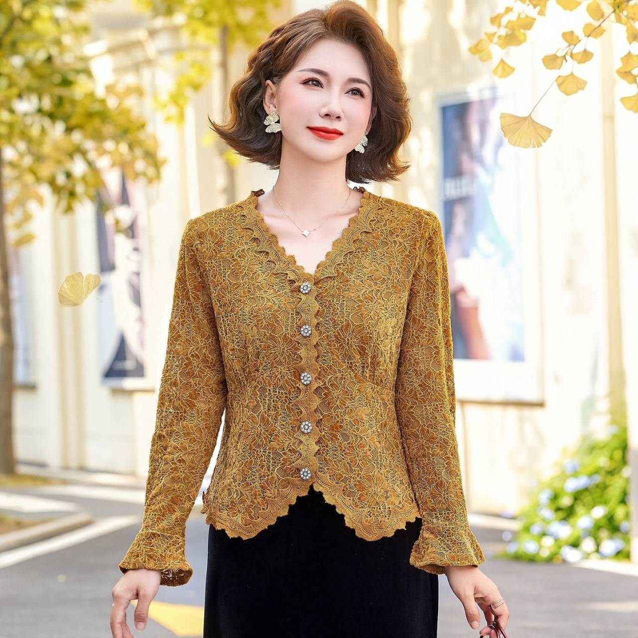 专柜品牌中老年女装植绒蕾丝衫女春秋季气质显瘦V领上衣长袖内搭