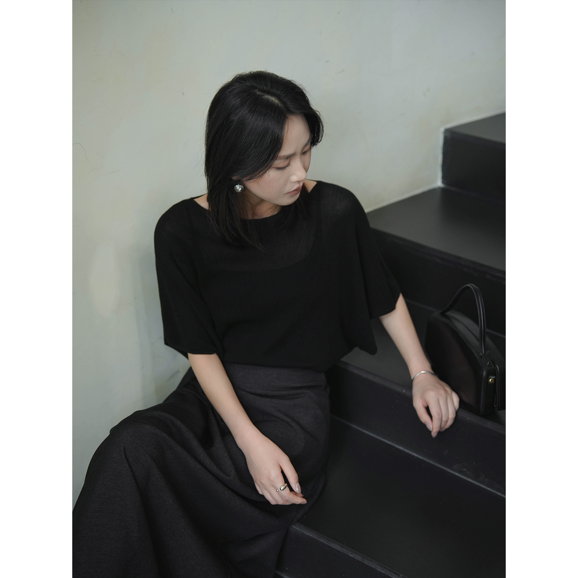 梁咏珊/凉白开/简约舒适蝙蝠袖针织衫女宽松圆领套头显瘦气质上衣