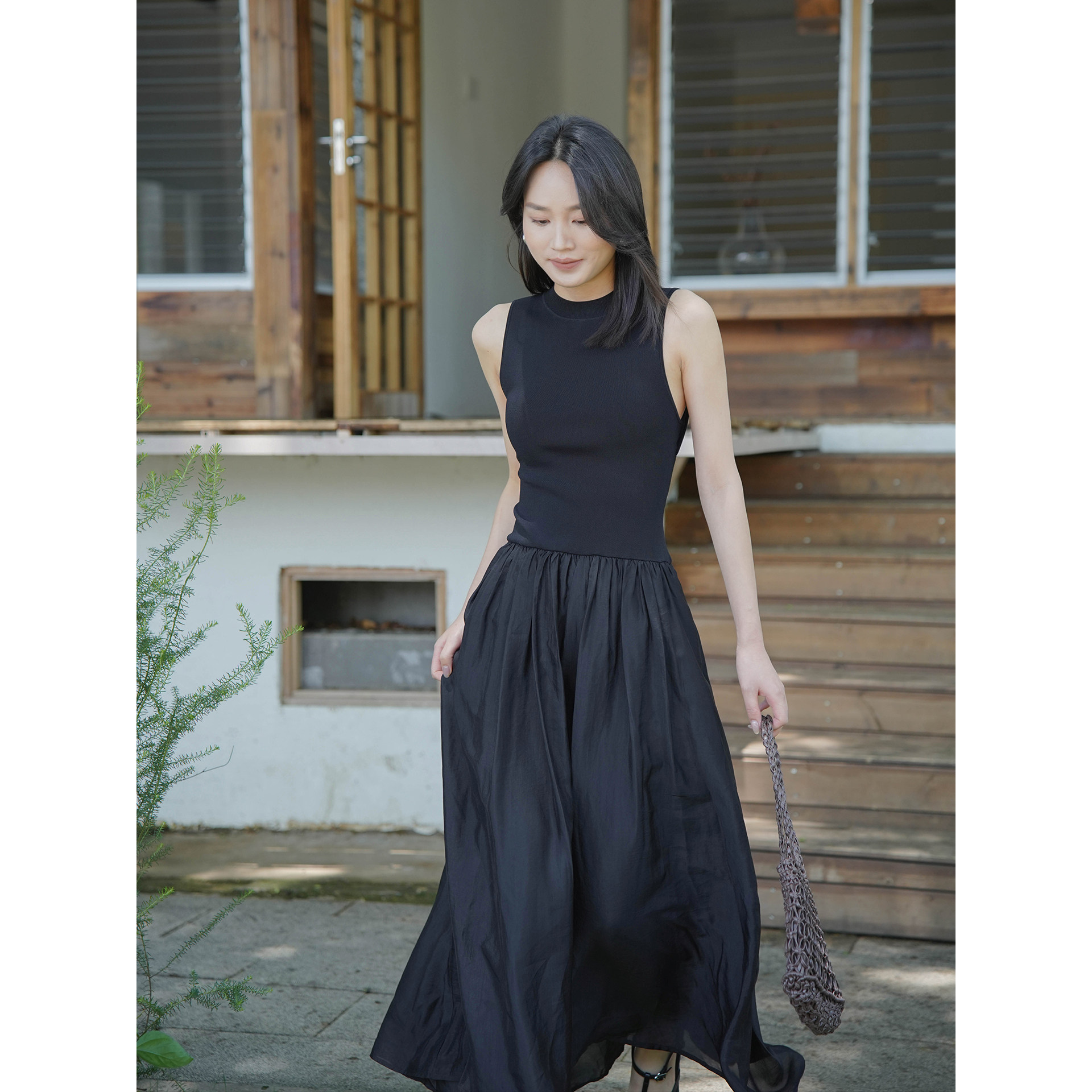 梁咏珊/未完成的吻/简约无袖露背黑色连衣裙女 气质时尚A字小黑裙