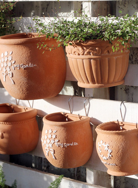 红陶壁挂花盆多肉垂吊矮牵牛篱笆墙阳台草花透气陶土装饰挂壁大盆
