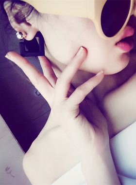 韩版时尚夸张方形女耳环性感气质耳钉白色红色黑色耳饰防过敏