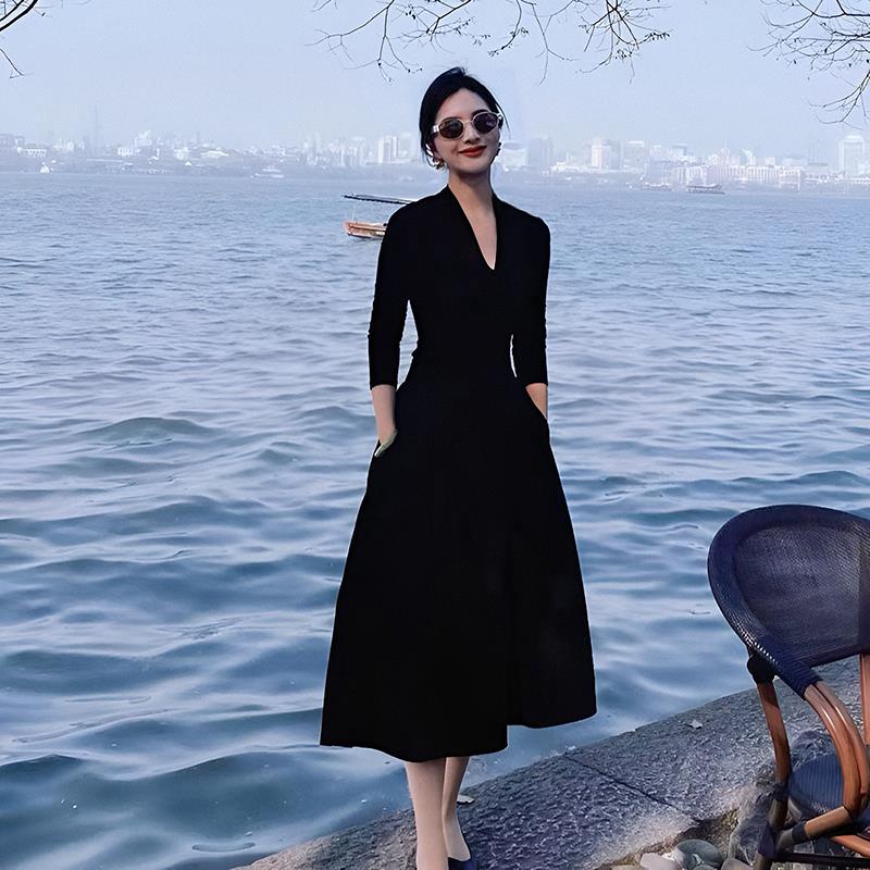 欧洲站2024年早秋新款赫本风小黑裙收腰气场名媛高级感长裙连衣裙