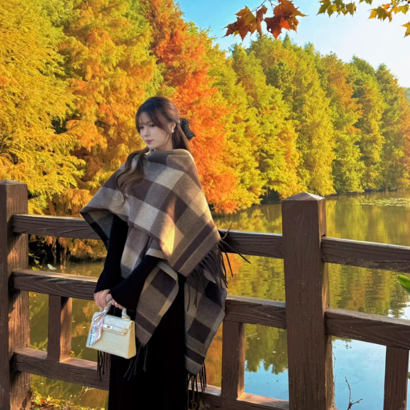 秋日风情~休闲百搭格纹长流苏披肩斗篷女高级感保暖披风旅游外搭