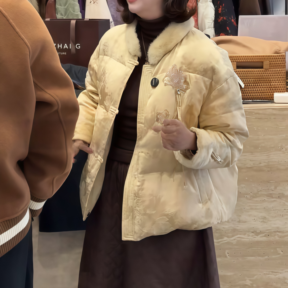 2025冬季新款中式国风时尚小个子短款浅黄色绣花毛绒领羽绒外套女