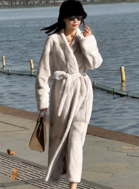 2025年冬季新款韩版洋气淑女保暖长款白色系带毛绒皮毛一体外套女