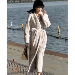 2026年春季新款韩版洋气淑女保暖长款白色系带毛绒皮毛一体外套女