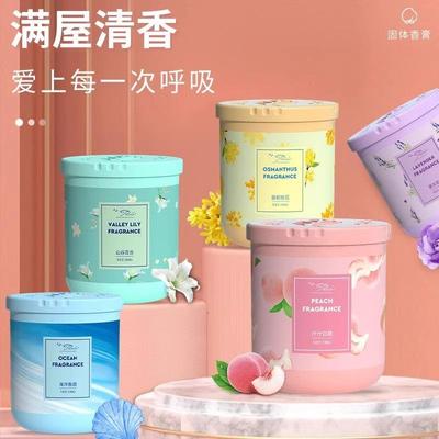 Solid fragrance air freshener, suitable for use in cars and