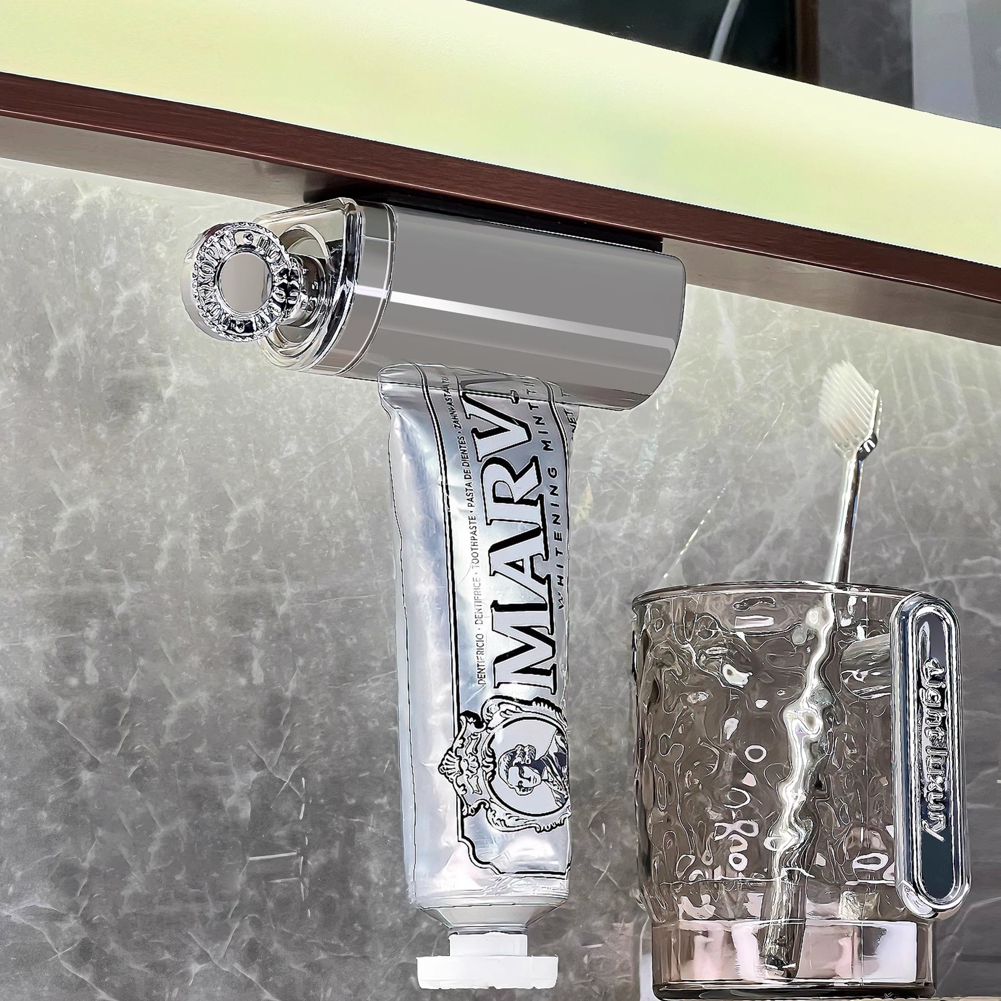 BSD镜柜底磁吸挤牙膏神器