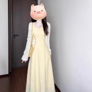 2026早春季高级感夏日绝美黄色背带连衣裙子新款女装长裙针织套装
