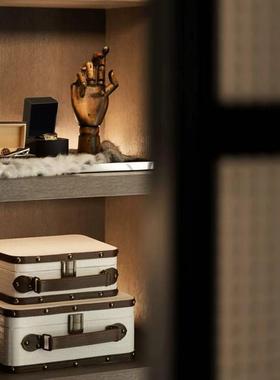 现代轻奢样板间客厅书柜装饰鳄鱼皮箱主题组合搭配软装摆件饰品