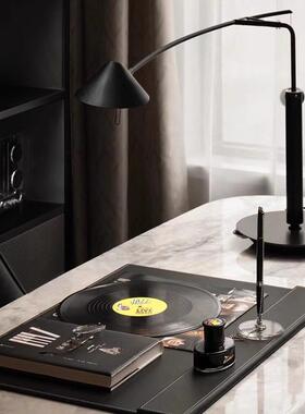 现代轻奢样板间书房书桌办公桌垫钓鱼台灯装饰品摆件组合