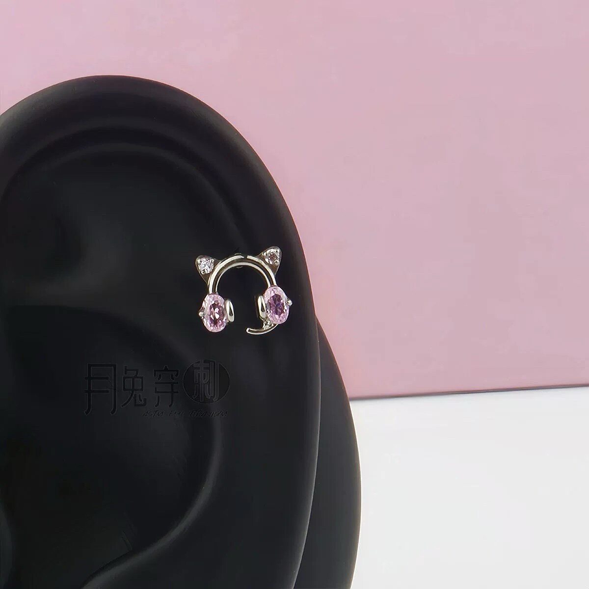 F136钛合金镶钻电竞小猫耳钉M0.9螺旋5A锆石甜美耳骨耳垂钉日韩风