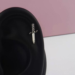 F136钛合金镶钻钛剑耳钉超闪5A锆石M0.9牙甜美免摘养耳耳骨耳垂钉