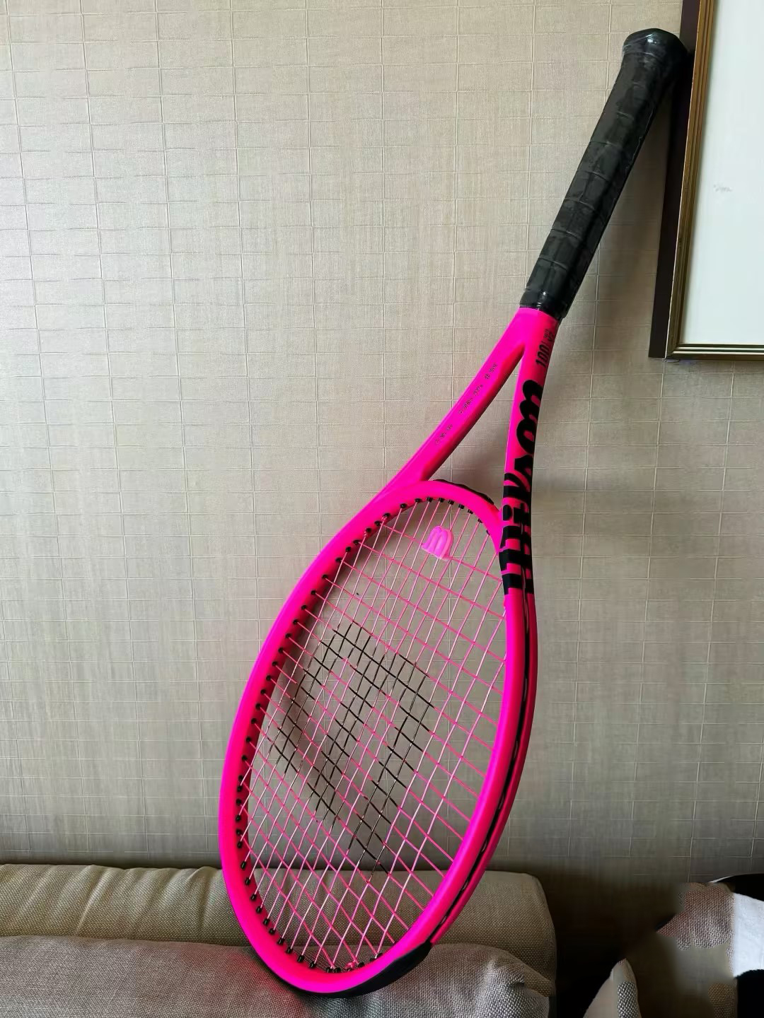 威尔胜定制天鹅绒霓虹粉网球拍