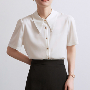 女尖领金属扣通勤免烫泡泡袖 衬衫 上衣女士 白色缎面短袖 CHICBLISS