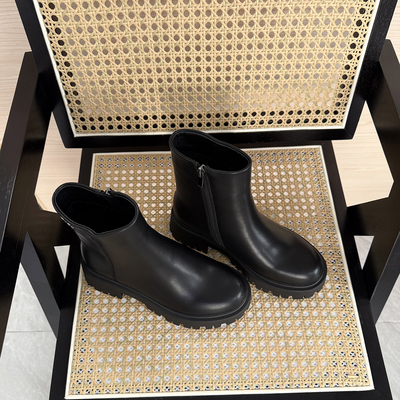 黑色2025秋冬新款大码短靴女