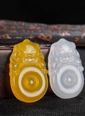 玛瑙玉髓平安扣狮来运转如意吊坠