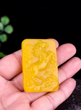玉石匠新疆和田机油黄玉马上有钱玉牌子黄龙玉马上发财生肖马挂件