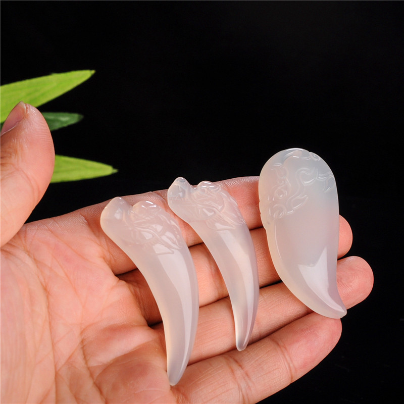 巴西白玉髓狼牙复古雕刻玛瑙吊坠