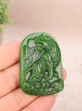 新疆和田碧玉老虎吊坠转运保平安菠菜绿色生肖上山虎玉牌挂件