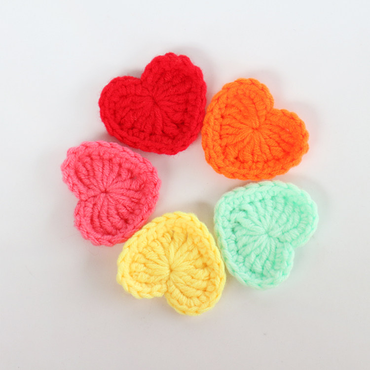 成品毛线爱心装饰片手工勾织拍照道具心形花片多色零售批发y008
