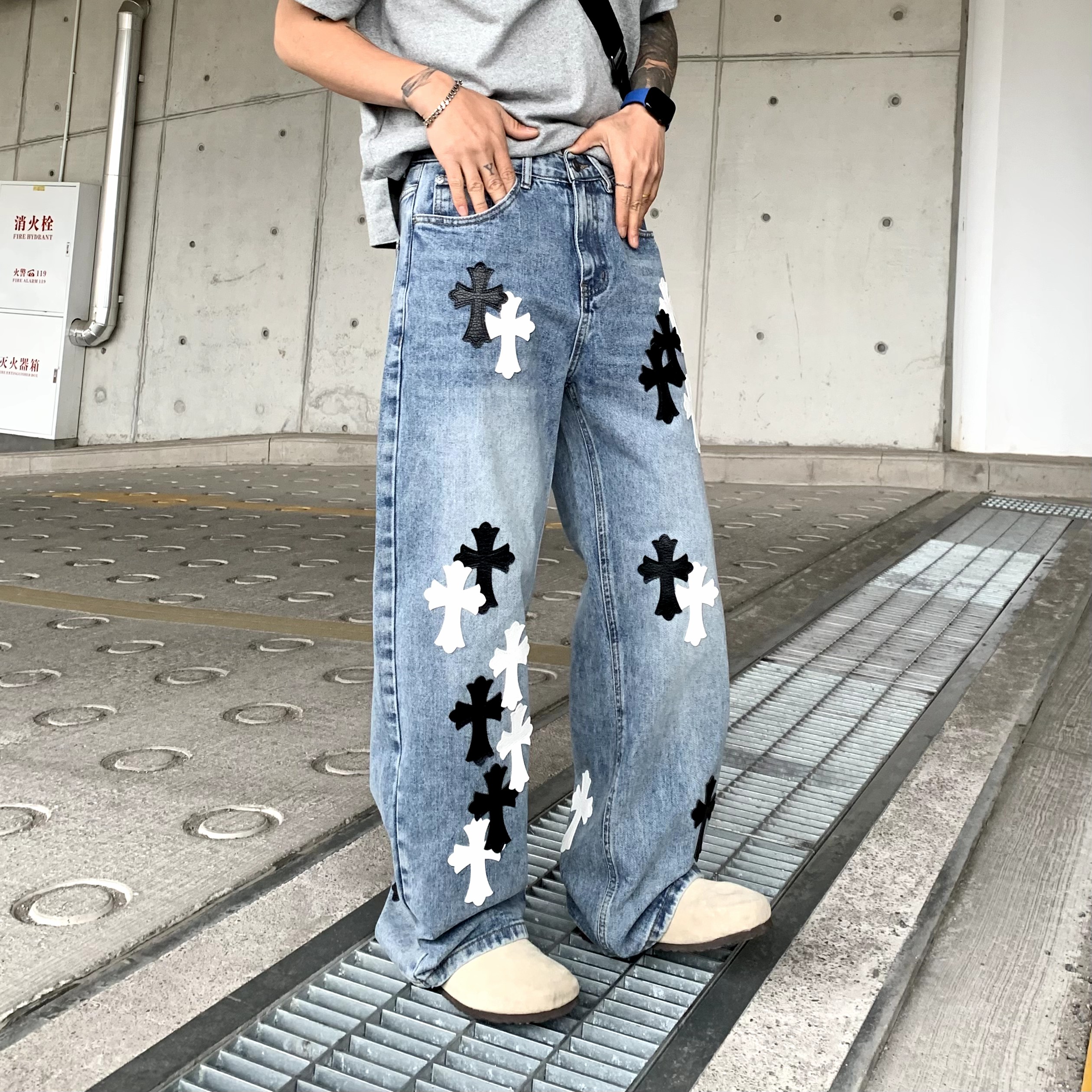 十字架印花拼皮直筒牛仔裤