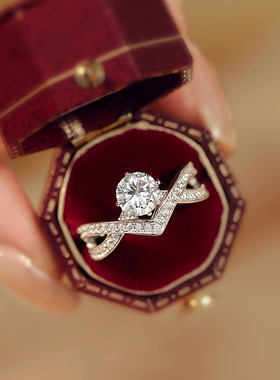 镀银小众高级感V字线条仿真莫桑石钻戒1克拉八心八箭求婚戒指女