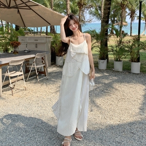 甜美度假风蕾丝拼接吊带连衣裙女夏2025新款超仙洋气显瘦爆款长裙,蓝黑色格子长裙搭配图片