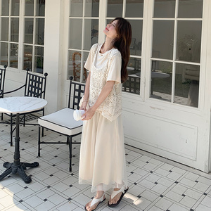小众不撞款套装半身裙2025新款女夏时尚高级感镂空上衣T恤三件套图片