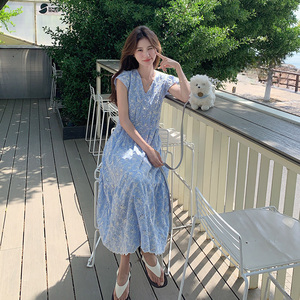 蓝色海边度假连衣裙女2025夏季新款小飞袖高级感减龄气质碎花长裙