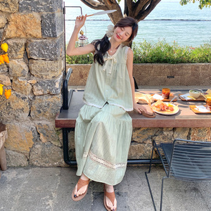 浅绿色条纹蕾丝花边无袖背心半身裙两件套女夏日绝美穿搭时尚套装图片