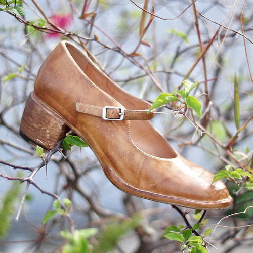 粗跟浅口一字带法式复古马皮女鞋