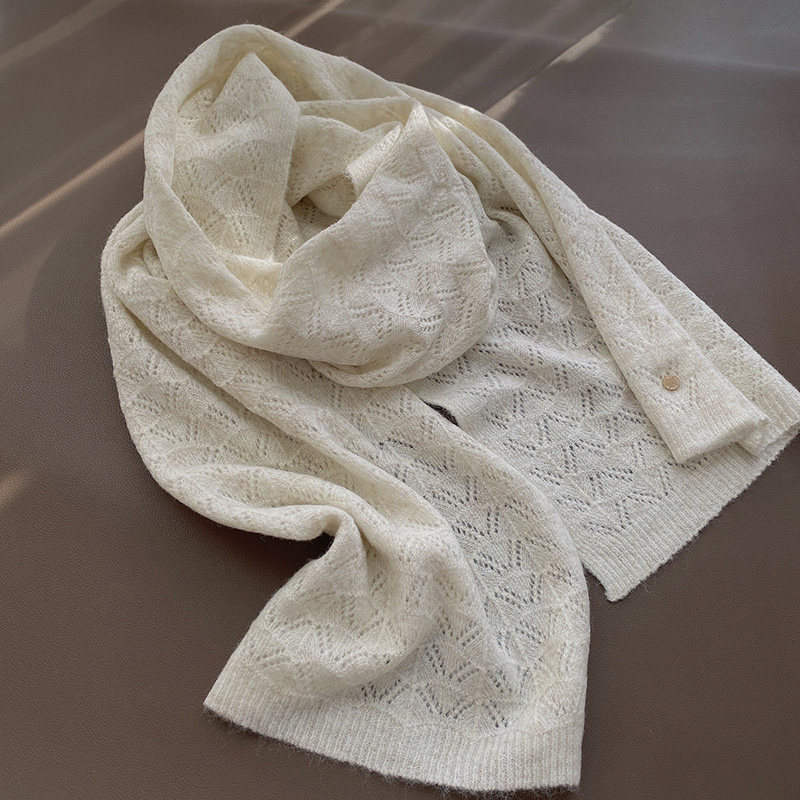 温柔知性气质轻盈镂空羊毛毛线围巾 2026秋冬季百搭米白针织围脖