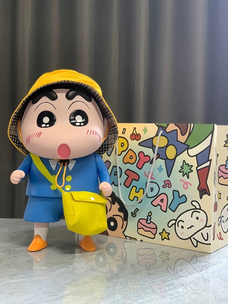 蜡笔小新手办摆件玩偶公仔校服小新女生日礼品动漫卡通一比一大号