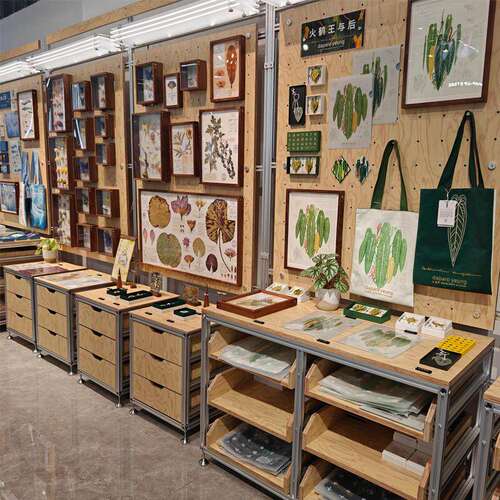 北欧卧室书本收纳展示架洞洞板发光展柜轻奢铝型材抽屉柜饰品挂架