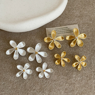 简约撞色花朵金属耳钉女个性 独特精致通勤潮流百搭耳环耳饰 时尚