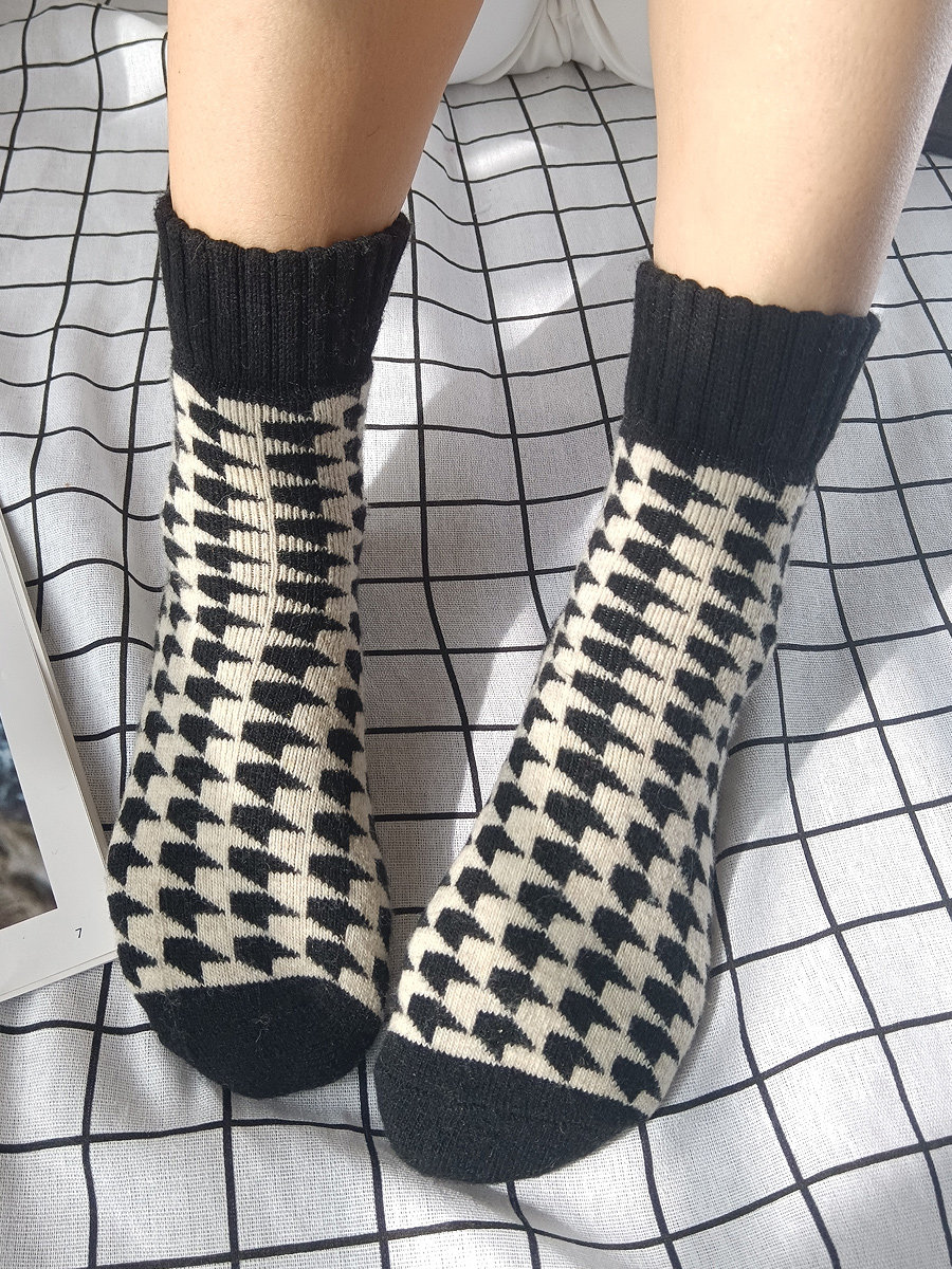 阪织屋官方旗舰店黑色袜子女中筒秋冬款加厚加绒保暖潮流时尚棉袜