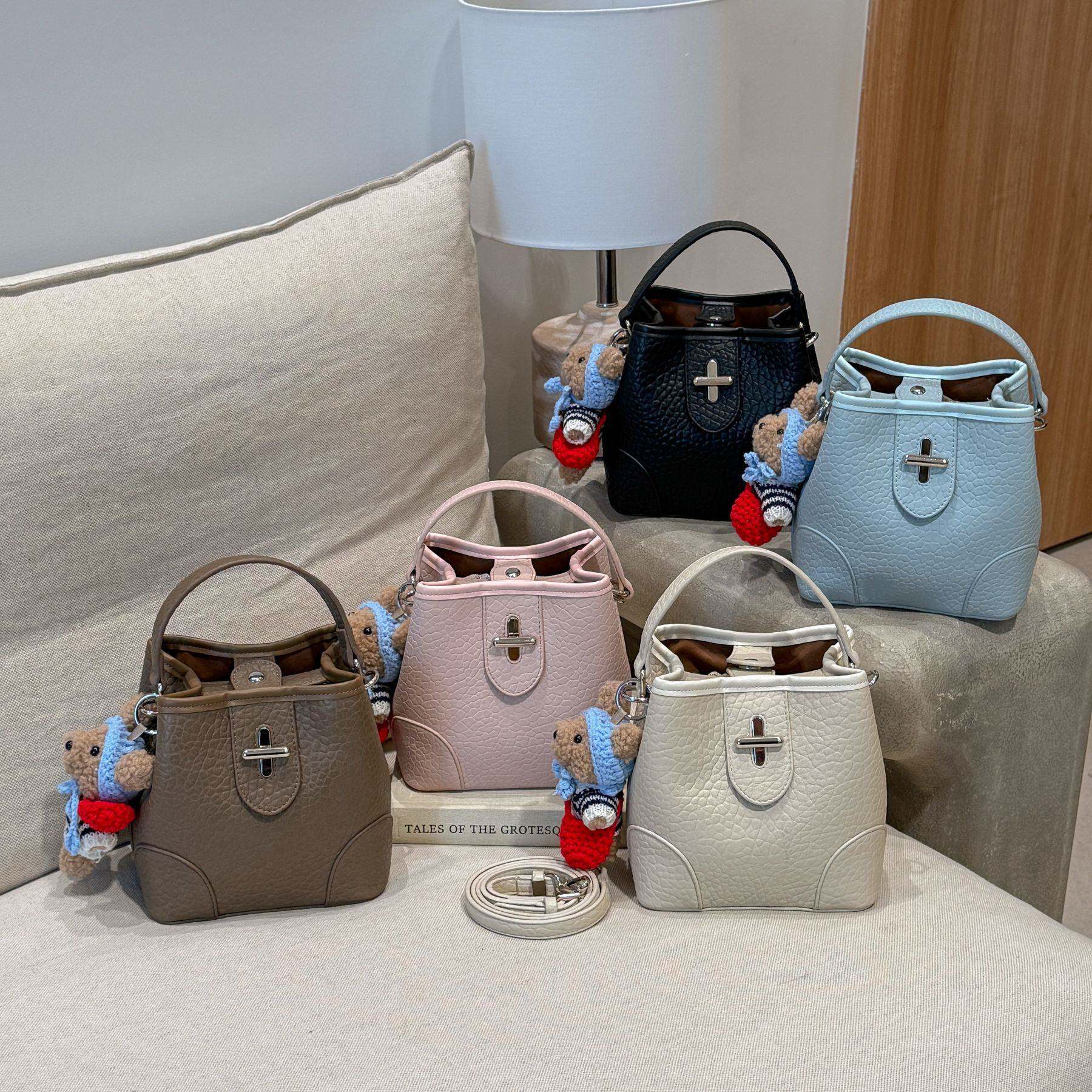 专柜品牌高级感小众包包女式2026新款春夏季百搭斜挎包精致手提水