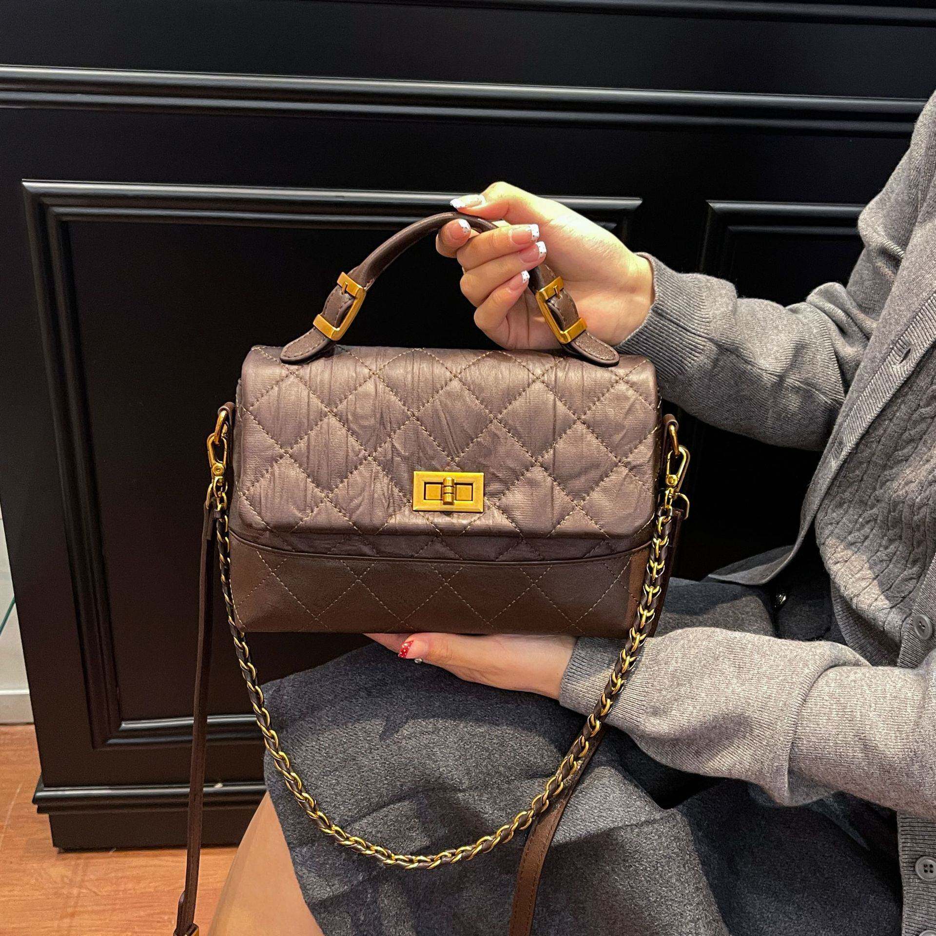 专柜品牌高级感复古包包女2026新款时尚百搭通勤斜挎包菱格绣线手