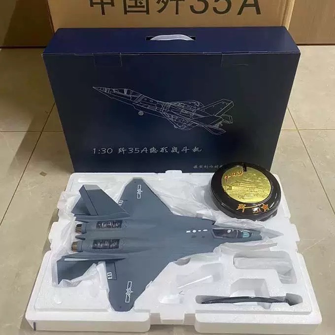 长春航展 1:30歼35/35A 同款战斗机模型机身灰色涂装，细节刻画