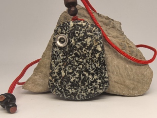 陨石平安无事牌磁性平安无事牌陨石吊坠牌磁性保健牌陨石吊坠