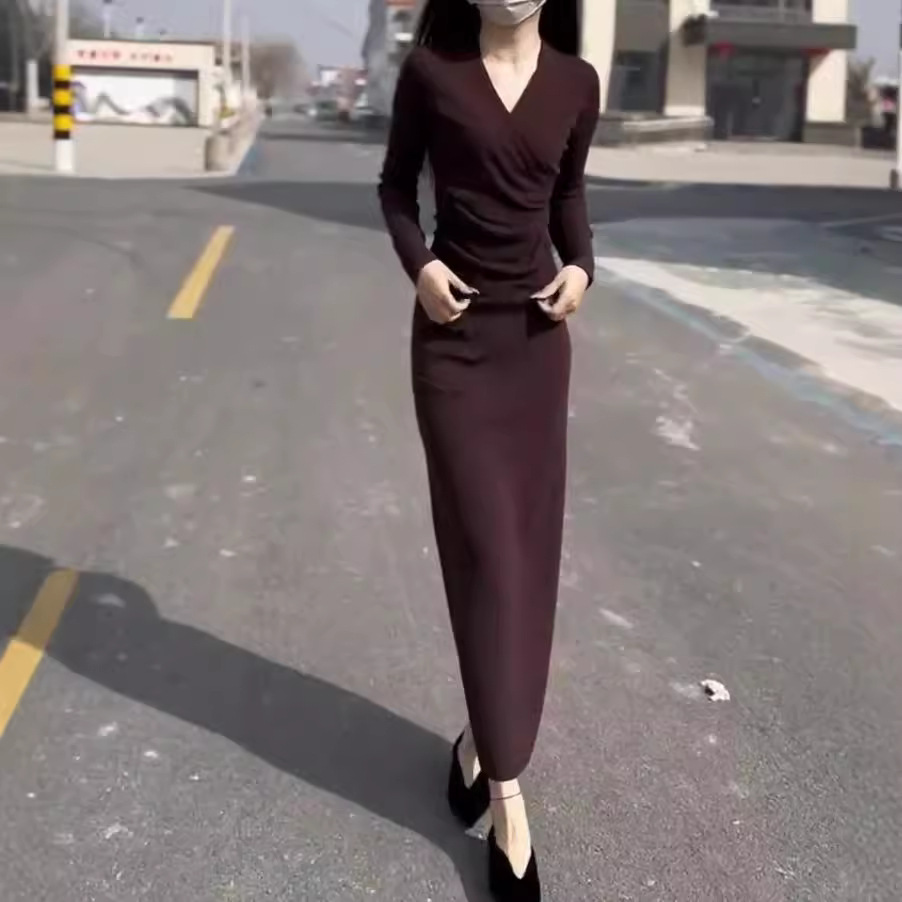 24695大爱美依缘2025秋季新款纯色V领长袖修身连衣裙时尚显瘦