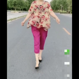 强128两件套女夏季2025新款韩版时尚洋气小花上衣+粉色七分小脚